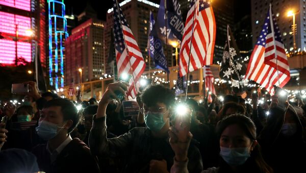 Manifestantes com bandeiras dos EUA nos protestos em Hong Kong no Dia de Ação de Graças, 28 de novembro de 2019 - Sputnik Brasil