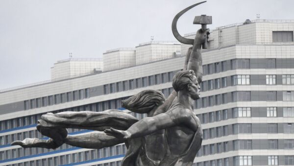 Estátua Trabalhador e Camponesa, símbolo dos estúdios de cinema soviético Mosfilm, no parque VDNKh de Moscou - Sputnik Brasil