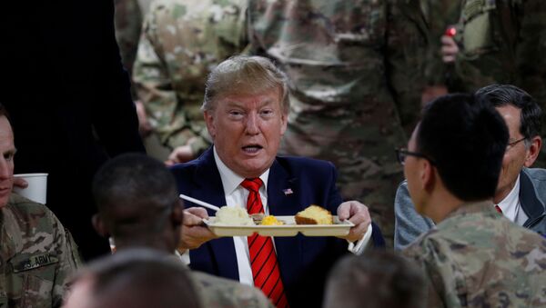 O presidente dos Estados Unidos, Donald Trump, participa com as tropas norte-americanas de um jantar de Ação de Graças durante sua visita surpresa à base aérea de Bagram, no Afeganistão no dia 28 de novembro de 2019. - Sputnik Brasil