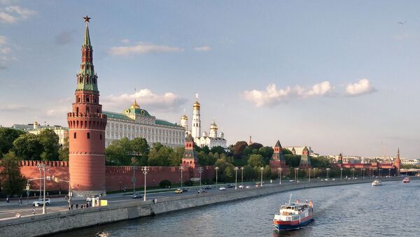 Barco turístico passando pelo rio Moscou, perto do Kremlin - Sputnik Brasil