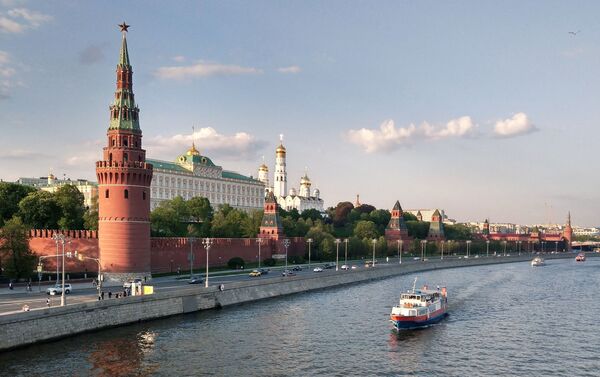 Barco turístico passando pelo rio Moscou, perto do Kremlin - Sputnik Brasil