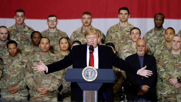 O presidente dos Estados Unidos, Donald Trump, realiza um discurso às tropas norte-americanas da base aérea de Bagram, no Afeganistão. A visita no Dia de Ação de Graças, 28 de novembro de 2019, foi surpresa e restabeleceu negociações com o Talibã. - Sputnik Brasil