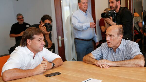 O ex-candidato presidencial do partido Frente Ampla, Daniel Martínez, se encontra com o candidato vencedor do Uruguai do Partido Nacional Luis Lacalle Pou, em Montevidéu - Sputnik Brasil