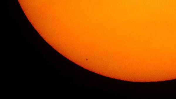 Planeta Mercúrio visto em silhueta à frente do Sol, Washington, em 11 de novembro - Sputnik Brasil