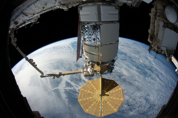 A espaçonave de carga dos EUA Cygnus é captada pela mão robotizada Canadarm2 - Sputnik Brasil