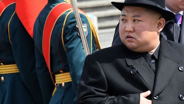 Líder norte-coreano, Kim Jong-un, esconde a mão no casaco durante cerimônia de inauguração de estrada de ferro - Sputnik Brasil
