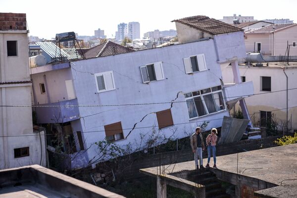 Edifício destruído pelo recente terremoto na cidade de Durrês, na Albânia - Sputnik Brasil