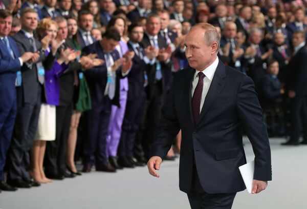 Presidente da Rússia, Vladimir Putin, e o primeiro-ministro do país, Dmitry Medvedev, durante o último congresso do partido Rússia Unida - Sputnik Brasil
