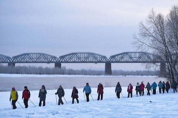 Mulheres participam das aulas de Nordic Walking na cidade de Novossibirsk, na Rússia - Sputnik Brasil