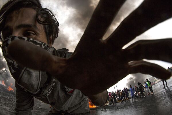 Manifestante em Bassorá, no Iraque - Sputnik Brasil