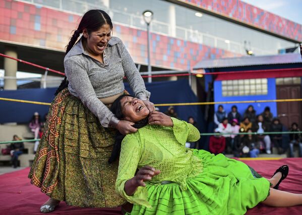 Lutadoras bolivianas Ana Luisa Yujra e Lidia Flores se enfrentam em El Alto, Bolívia - Sputnik Brasil