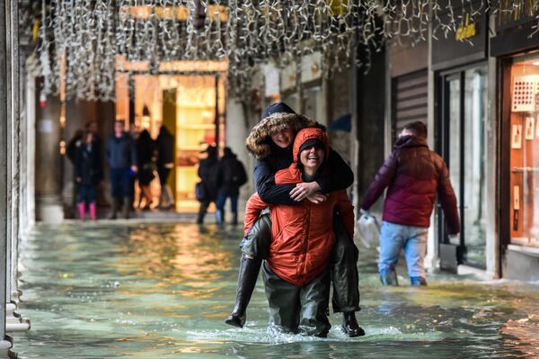 Turistas em Veneza durante a recente inundação  - Sputnik Brasil