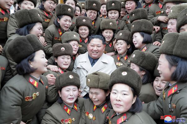 Líder norte-coreano Kim Jong-un durante visita a uma unidade feminina do Exército Popular da Coreia do Norte - Sputnik Brasil