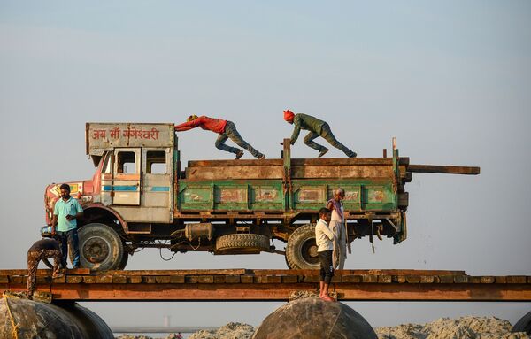 Operários durante trabalhos de construção de ponte flutuante temporária sobre o rio Ganges, na cidade de Allahabad, Índia - Sputnik Brasil