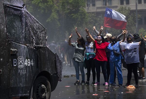 Participantes de ação de protesto em Santiago, no Chile - Sputnik Brasil
