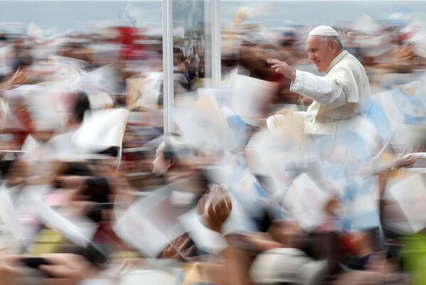 Papa Francisco durante a missa em um estádio de beisebol na cidade de Nagasaki, no Japão - Sputnik Brasil