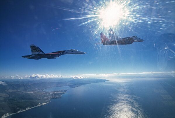 Caças MiG-29 e Su-27 da equipe acrobática Russkie Vityazi sobre o mar Negro - Sputnik Brasil