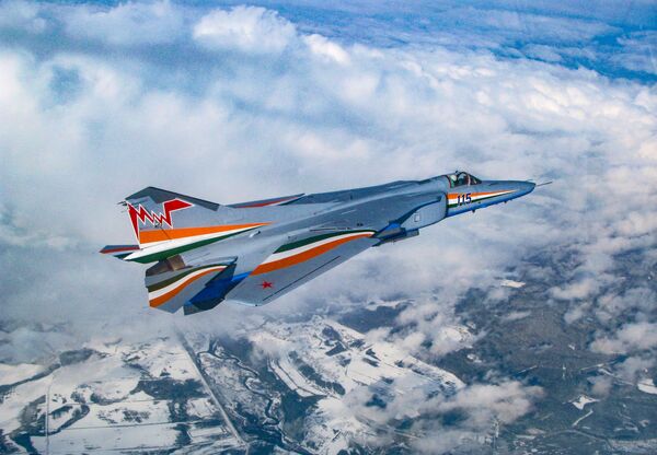 Caça-bombardeiro MiG-27M com asa dobrada - Sputnik Brasil