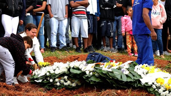 Corpo de Dennys Henrique Quirino da Silva, de 16 anos, foi enterrado em SP após morte em baile funk - Sputnik Brasil