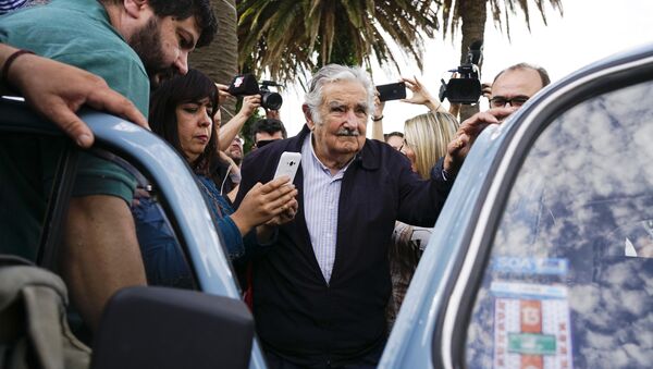 Mujica deixa sessão eleitoral com seu famoso fusca azul claro, em Montevidéu, em 27 de outubro de 2019 - Sputnik Brasil