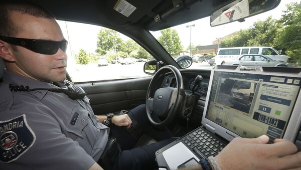 Policial usa computador para verificar placa de carro nos Estados Unidos. - Sputnik Brasil