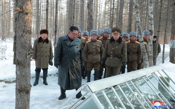 Líder norte-coreano Kim Jong-un inspeciona estufa de vegetais no condado de Kyongsong, na Coreia do Norte - Sputnik Brasil