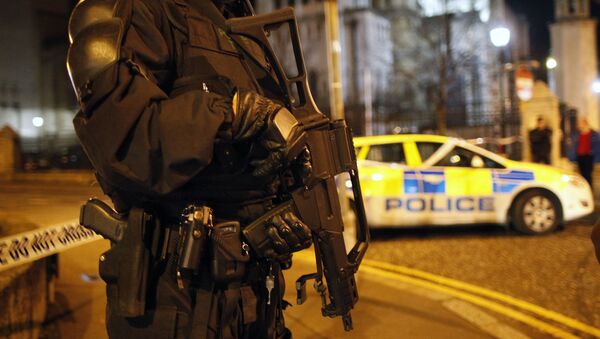 Policial faz patrulha de segurança em Belfast, na Irlanda do Norte - Sputnik Brasil