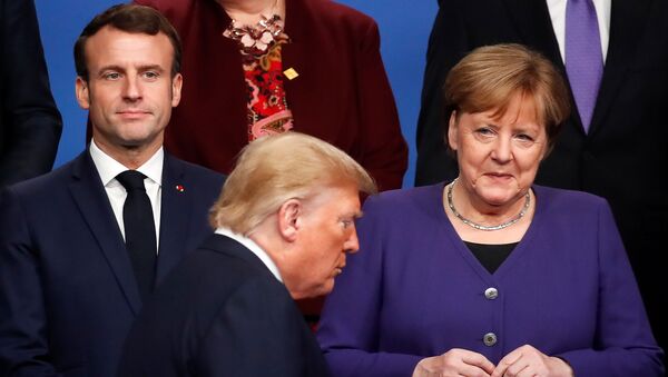 Presidente da França, Emmanuel Macron, a chanceler alemã, Angela Merkel, e o presidente dos EUA, Donald Trump, se preparam para a foto oficial da Conferência da OTAN, em 4 de dezembro de 2019 - Sputnik Brasil