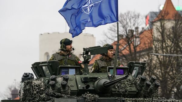 Militares do Canadá em veículo armado LAV III, durante parada militar em Riga, capital da Letônia, em novembro de 2019 - Sputnik Brasil