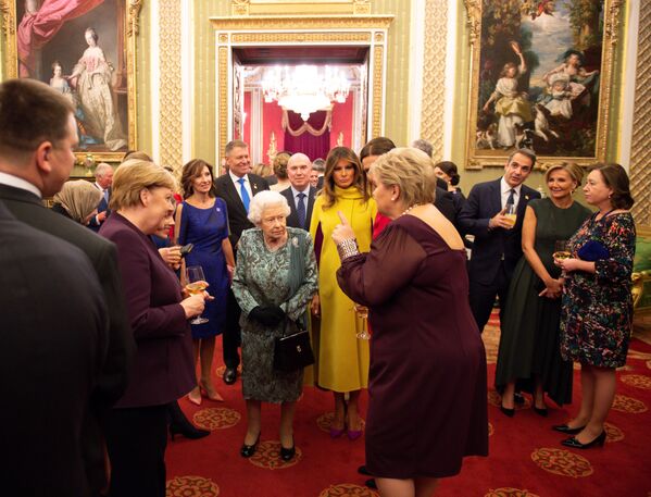 Chanceler alemã e primeira-dama dos Estados Unidos durante encontro com a rainha do Reino Unido no Palácio de Buckingham - Sputnik Brasil