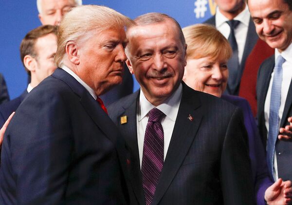 Presidente norte-americano, Donald Trump, e líder turco, Recep Tayyip Erdogan, durante cúpula da OTAN em Londres - Sputnik Brasil