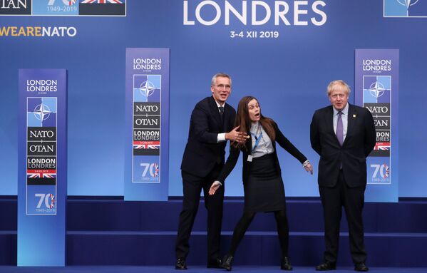 Secretário-geral da OTAN, Jens Stoltenberg, e primeiro-ministro do Reino Unido, Boris Johnson, recebem primeira-ministra da Islândia Katrín Jakobsdóttir na cúpula da OTAN em Londres - Sputnik Brasil