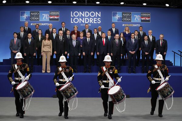 Líderes dos Estados-membros da OTAN durante foto em grupo em Londres, Reino Unido - Sputnik Brasil
