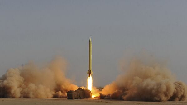 Míssil iraniano Shahab-3 é lançado durante manobras militares na cidade de Qom, no Irã (foto de arquivo) - Sputnik Brasil