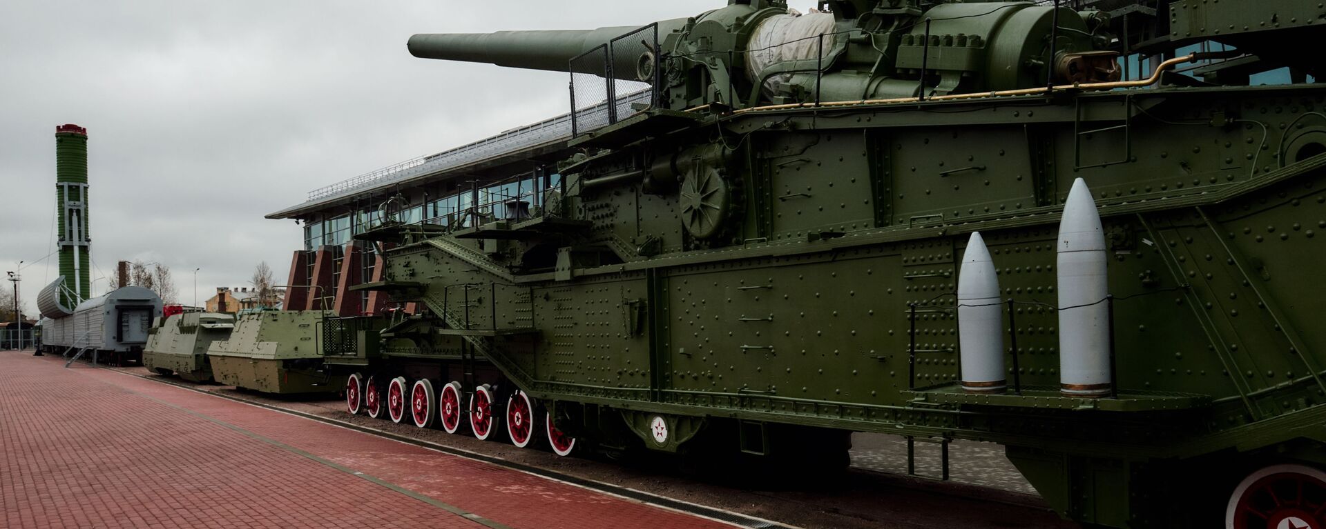 Sistema de mísseis ferroviários Molodets e sistema de artilharia ferroviária TM-3-12, apresentados em exposição de rua em São Petersburgo, Rússia - Sputnik Brasil, 1920, 10.02.2022