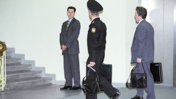 Oficial com a maleta nuclear, acompanhando o então presidente interino Vladimir Putin - Sputnik Brasil