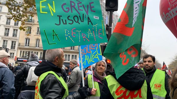 Manifestantes durante protesto contra a reforma da Previdência na França se reúnem em Paris durante Greve Geral em 5 de dezembro de 2019. - Sputnik Brasil