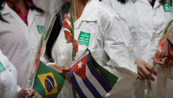 Médicos com bandeiras de Cuba e do Brasil em aeroporto de Havana - Sputnik Brasil