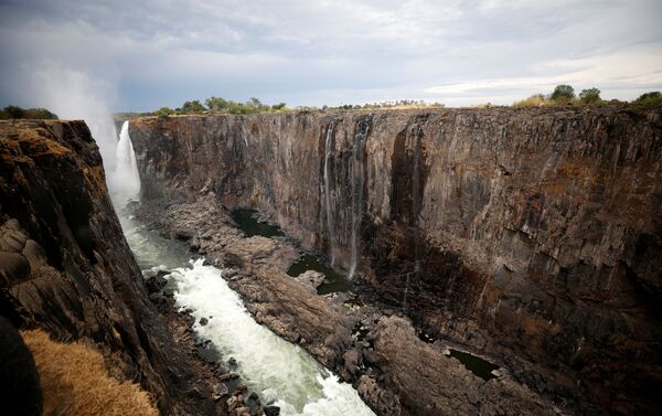 Níveis baixos de água são observados após uma seca prolongada nas cataratas de Vitória, Zimbabué, em 4 de dezembro de 2019 - Sputnik Brasil