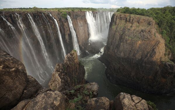 Água escorre pela borda das cataratas de Vitória, no Zimbabué, em 17 de janeiro de 2019 - Sputnik Brasil