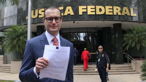  Cristiano Zanin Martins, advogado do ex-presidente Lula, na sede da Polícia Federal em Curitiba (PR). - Sputnik Brasil