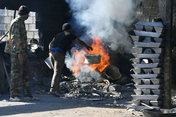 Operários fundem alumínio em uma fábrica privada perto da cidade de Damasco, Síria - Sputnik Brasil