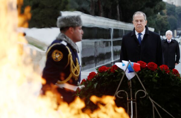 Ministro das Relações Exteriores da Rússia, Sergei Lavrov, durante cerimônia de colocação de flores na cidade de Baku, Azerbaijão - Sputnik Brasil