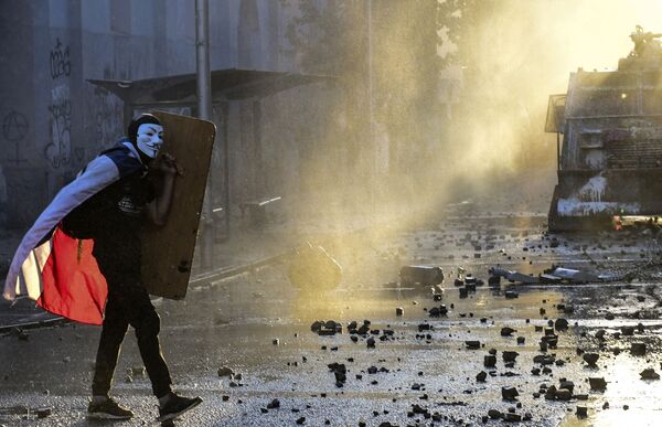 Manifestante com máscara de Guy Fawkes durante um protesto antigovernamental em Santiago, Chile - Sputnik Brasil