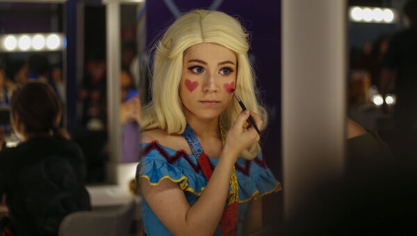 Uma cosplayer aplica maquiagem durante o festival Comic Con 2019 em São Paulo - Sputnik Brasil