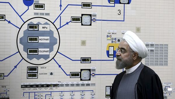 Presidente do Irã, Hassan Rouhani, visita as instalações nucleares de Bushehr (foto de arquivo) - Sputnik Brasil