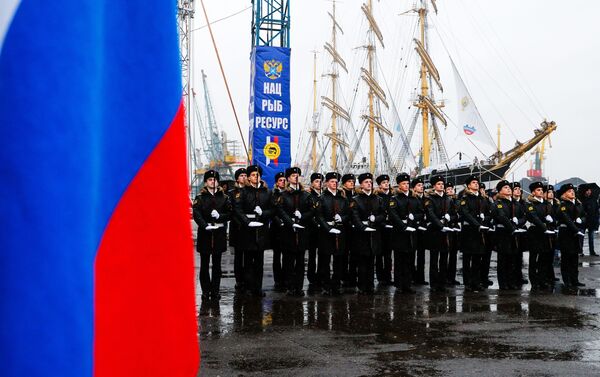 Soldados durante a cerimônia de despedida dos veleiros Sedov e Kruzenshtern no porto de Kaliningrado - Sputnik Brasil