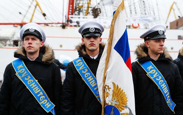 Tripulantes do veleiro Kruzenshtern no porto de Kaliningrado, Rússia - Sputnik Brasil