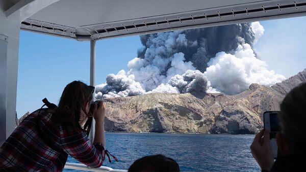 Turistas filmam erupção do vulcão na Ilha Branca, na Nova Zelândia, 9 de dezembro de 2019 - Sputnik Brasil