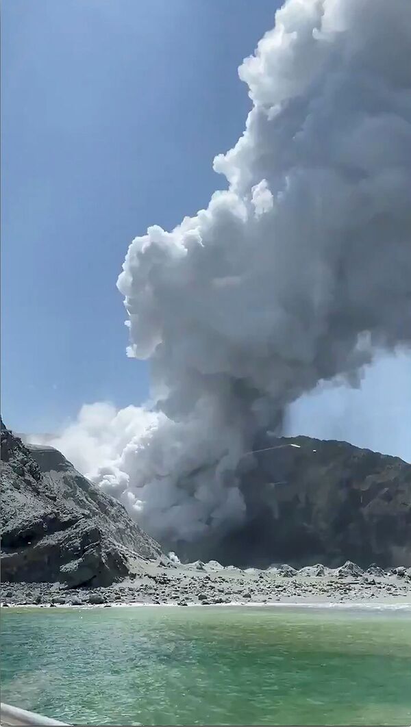 Fumaça encobre a Ilha Branca durante erupção de vulcão - Sputnik Brasil